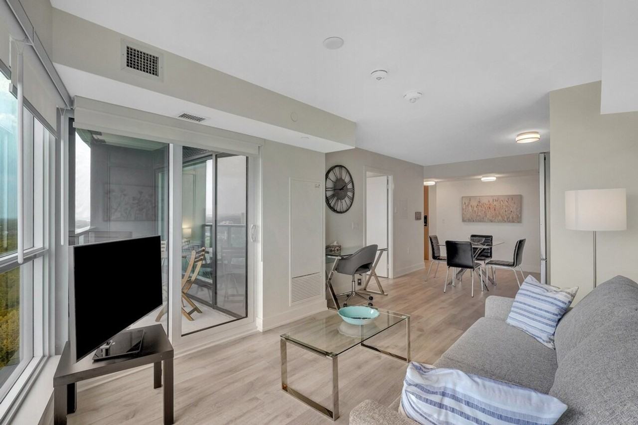 585 Bloor Street East - Photo 5 of 35