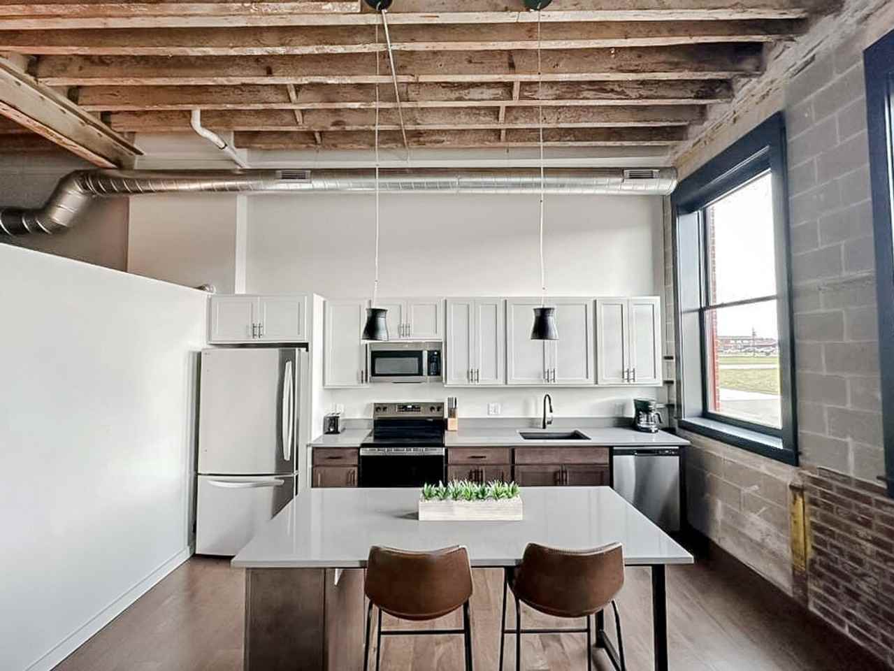 605 W 4th St N #1352443P - Photo 2 of 23