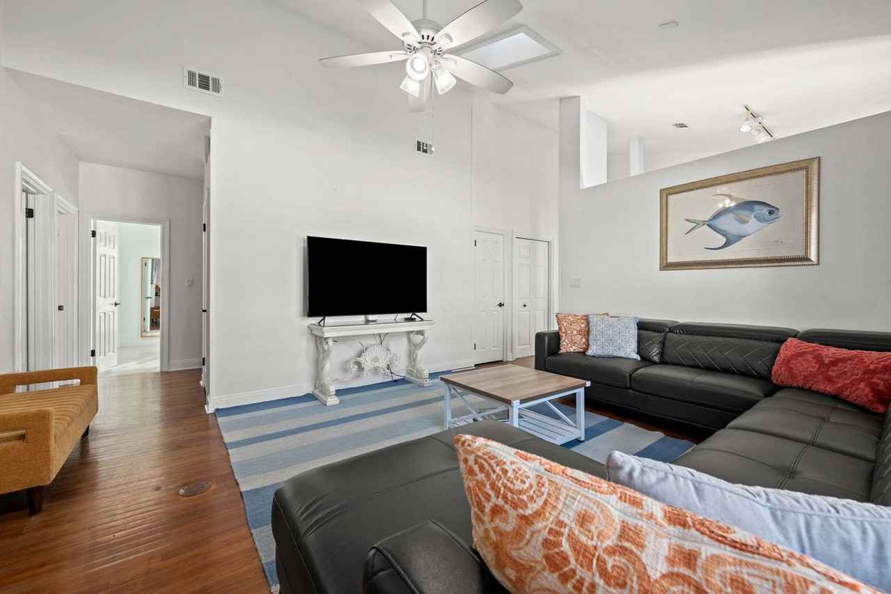 4431 Luke Ave #1354368P - Photo 4 of 50