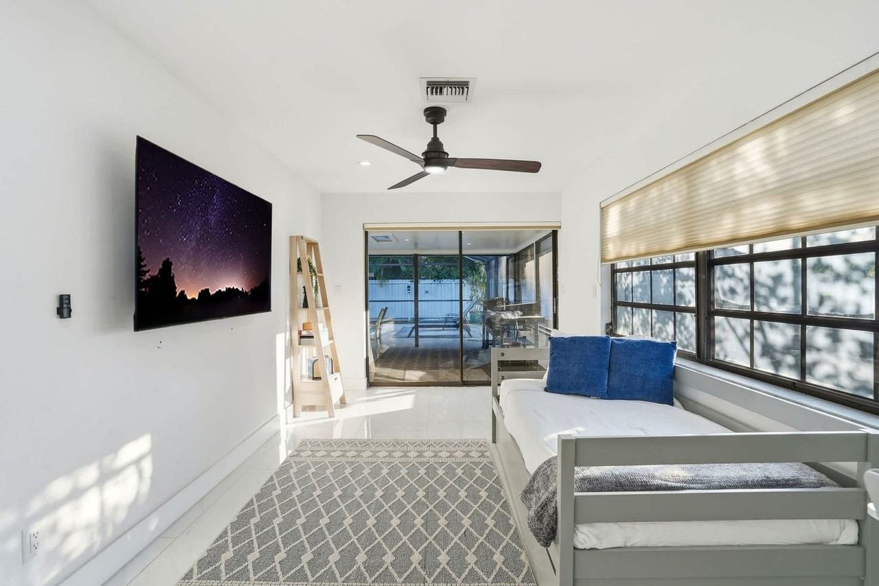 208 Erie Dr #1355591P - Photo 4 of 34