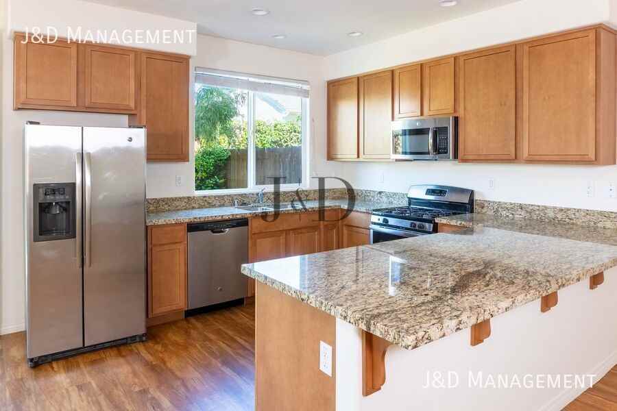 8957 Valencia St - Photo 4 of 50