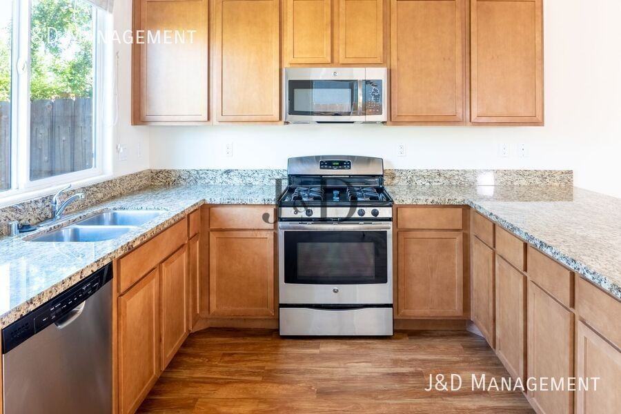 8957 Valencia St - Photo 6 of 50