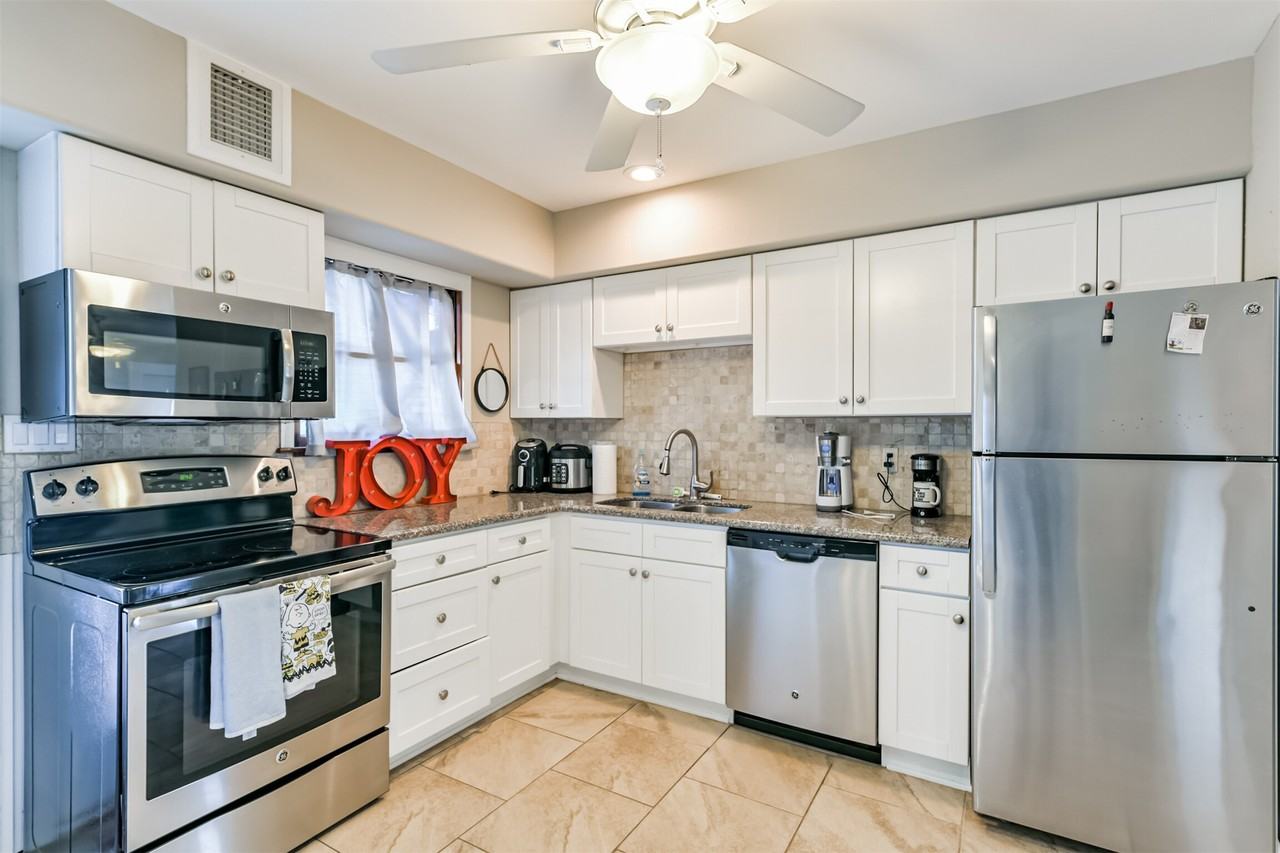 818 11th Street #818 - Photo 3 of 26