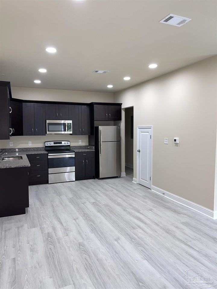 1907 1907 Doctor Martin Luther King Junior Drive #1907B - Photo 7 of 26