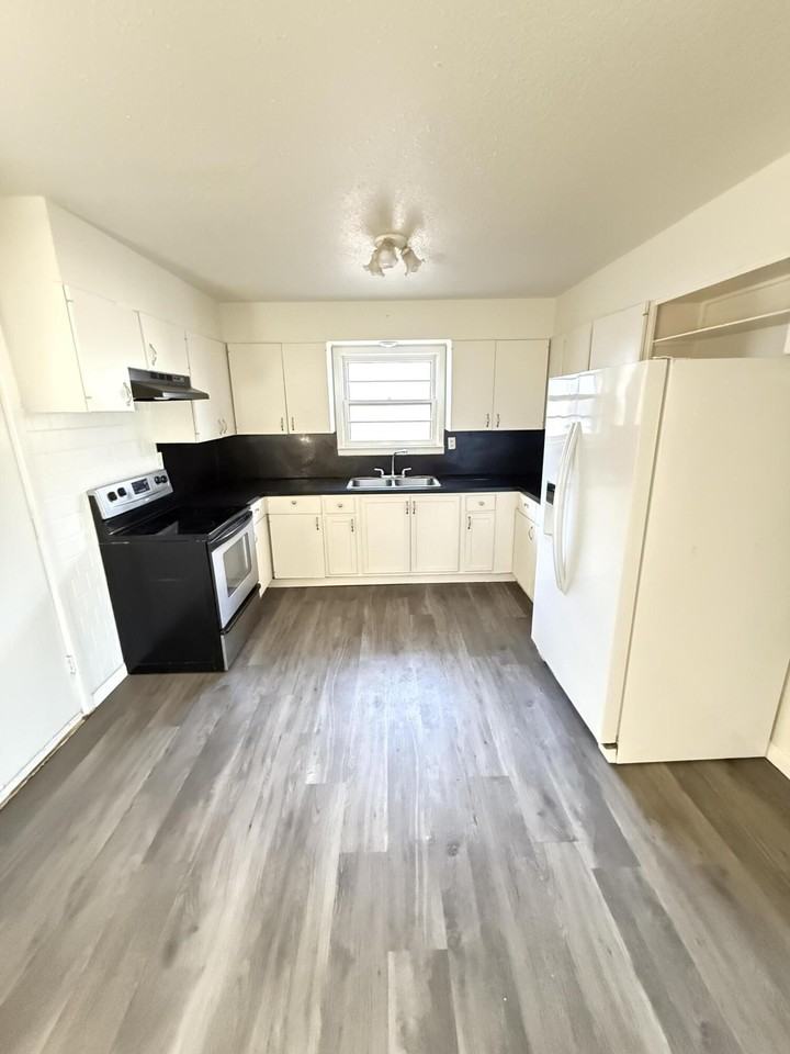 2609 42nd St #2609 - Photo 6 of 9