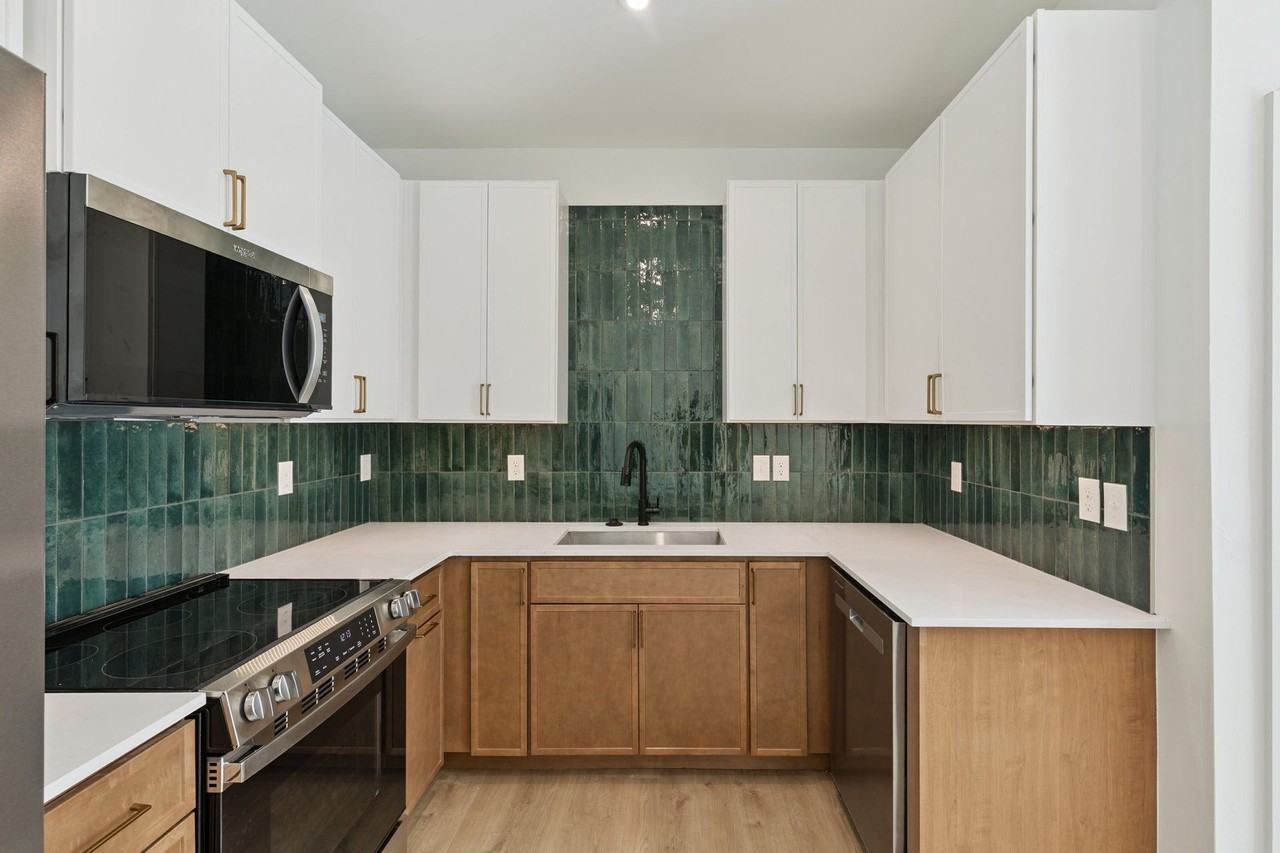 ✨MOVE IN SPECIAL - Photo 5 of 12