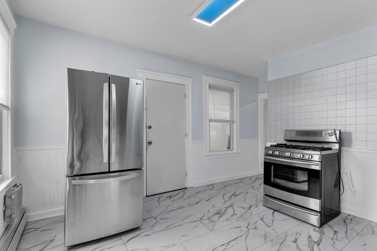 135 Illinois St #2 - Photo 4 of 30