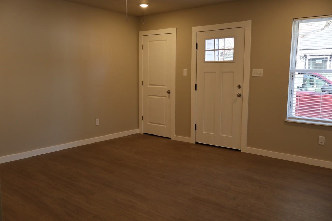 1322 Seals St #AB - Photo 3 of 16