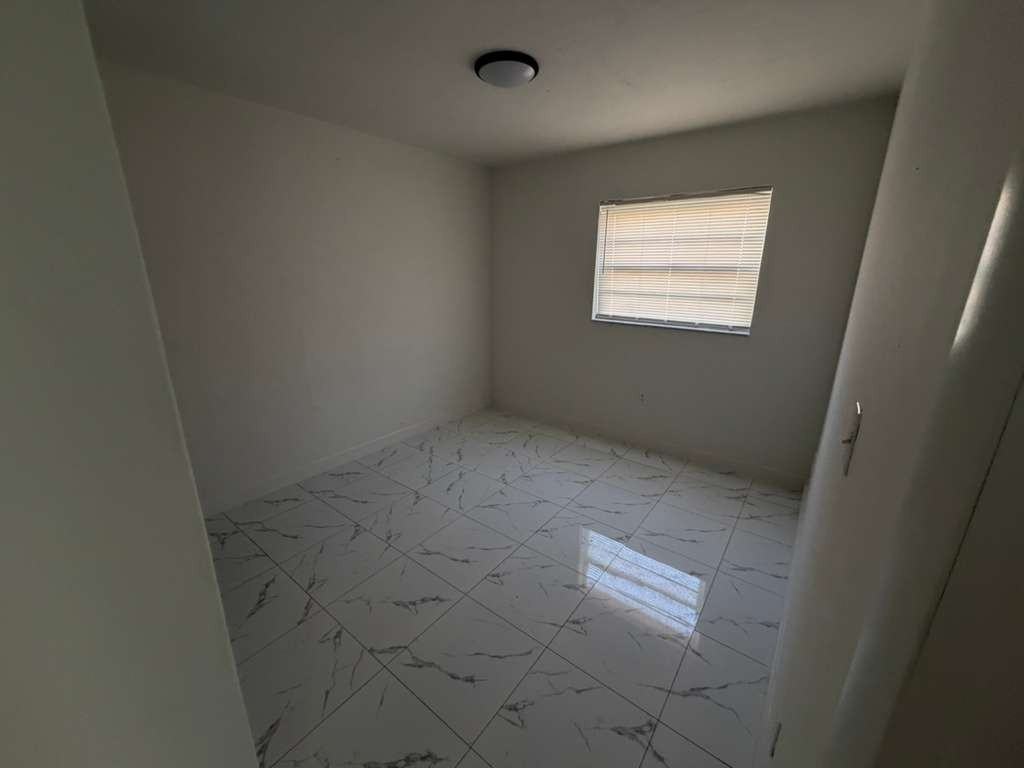 926 Southwest 5th Street #1 - Photo 3 of 6