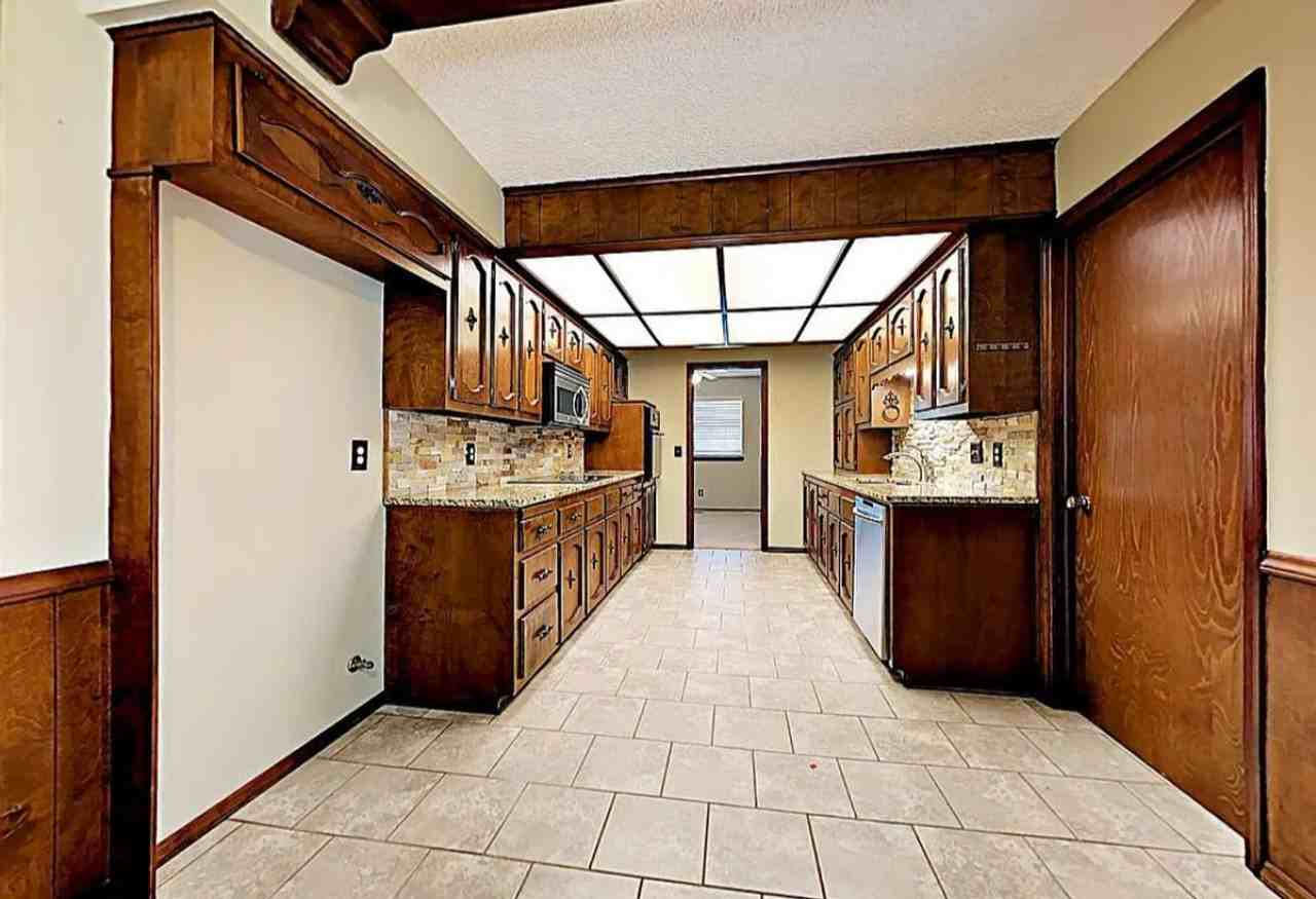 838 Millwood Rd - Photo 6 of 16