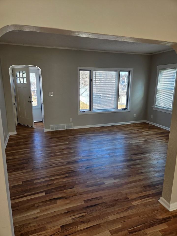 5529 Pine St - Photo 4 of 19