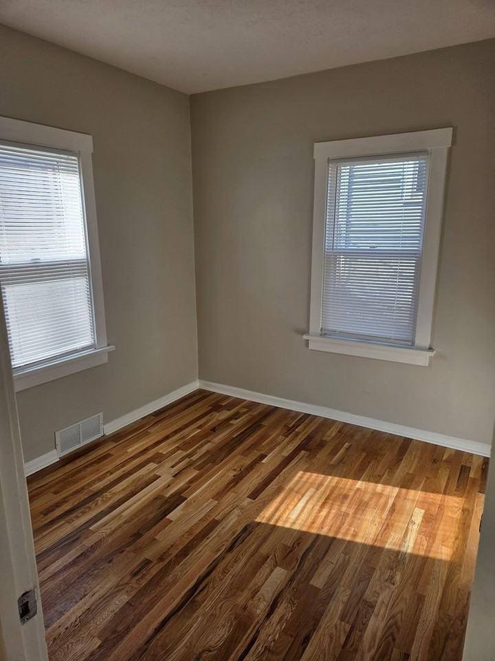 5529 Pine St - Photo 5 of 19