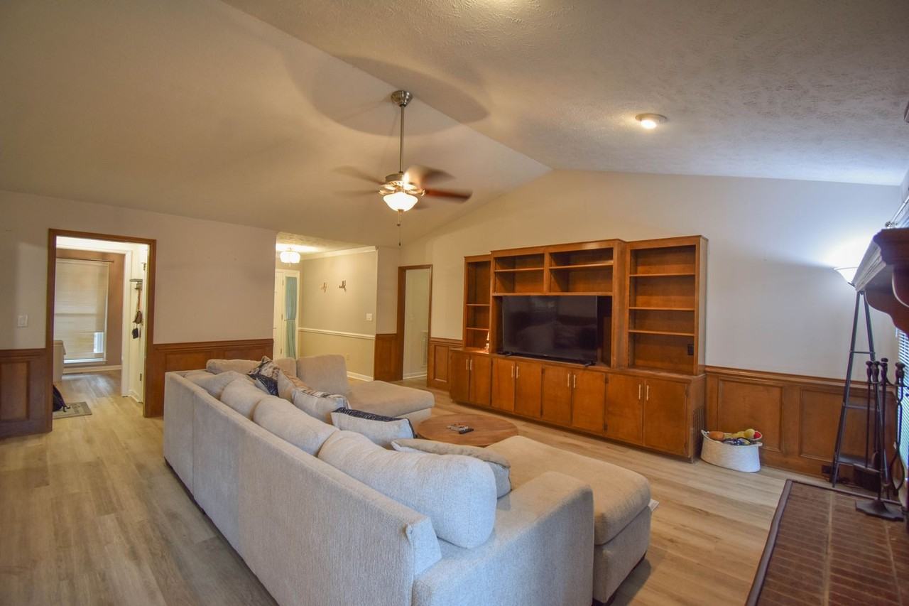 1651 Greenock Ave - Photo 7 of 29