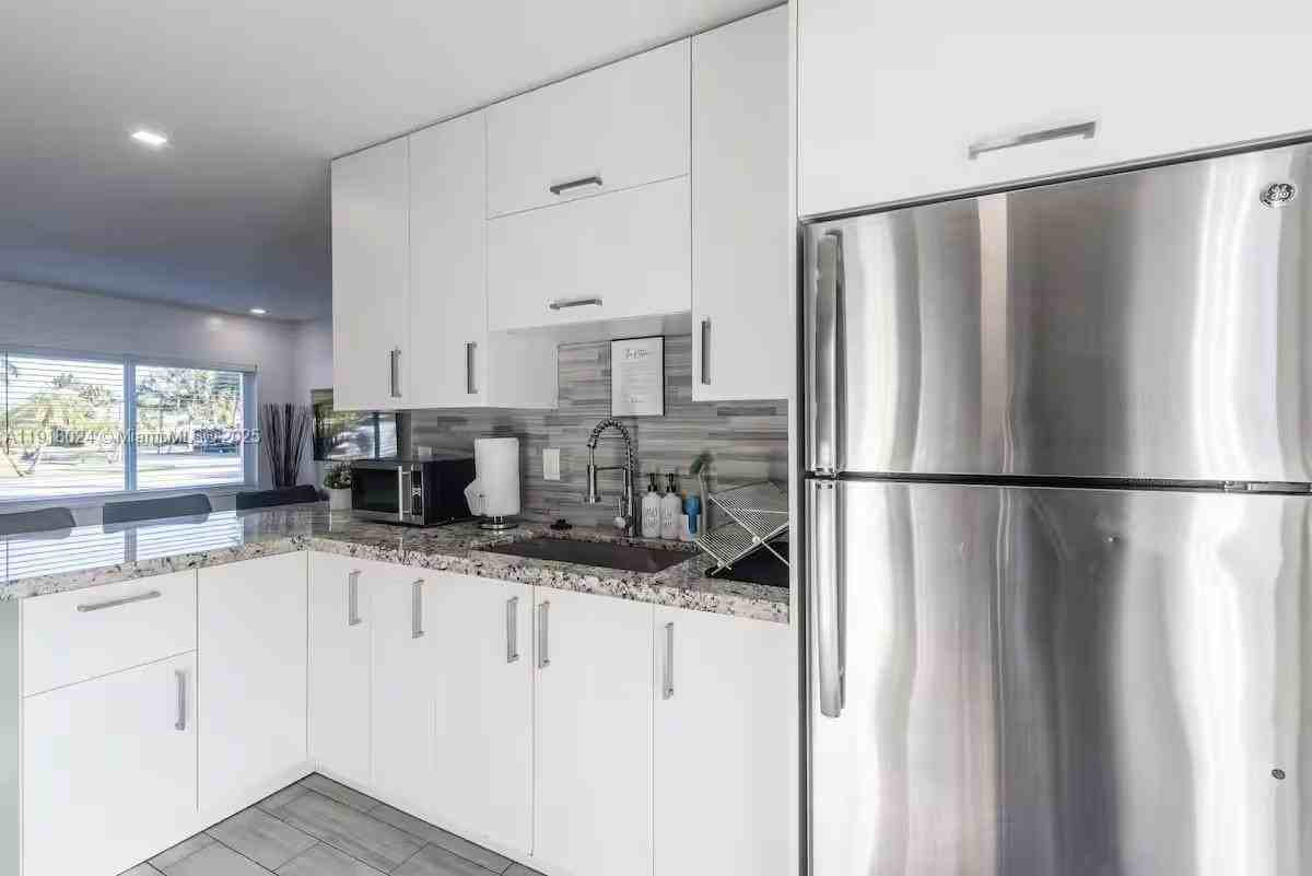 5841 Ne 3rd Ave - Photo 5 of 16