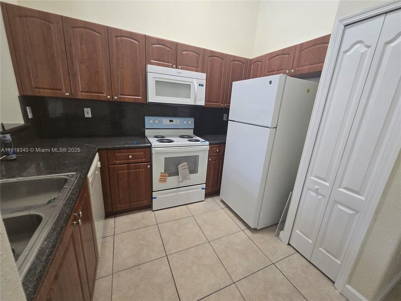 2524 Se 16th Rd #203 - Photo 4 of 11