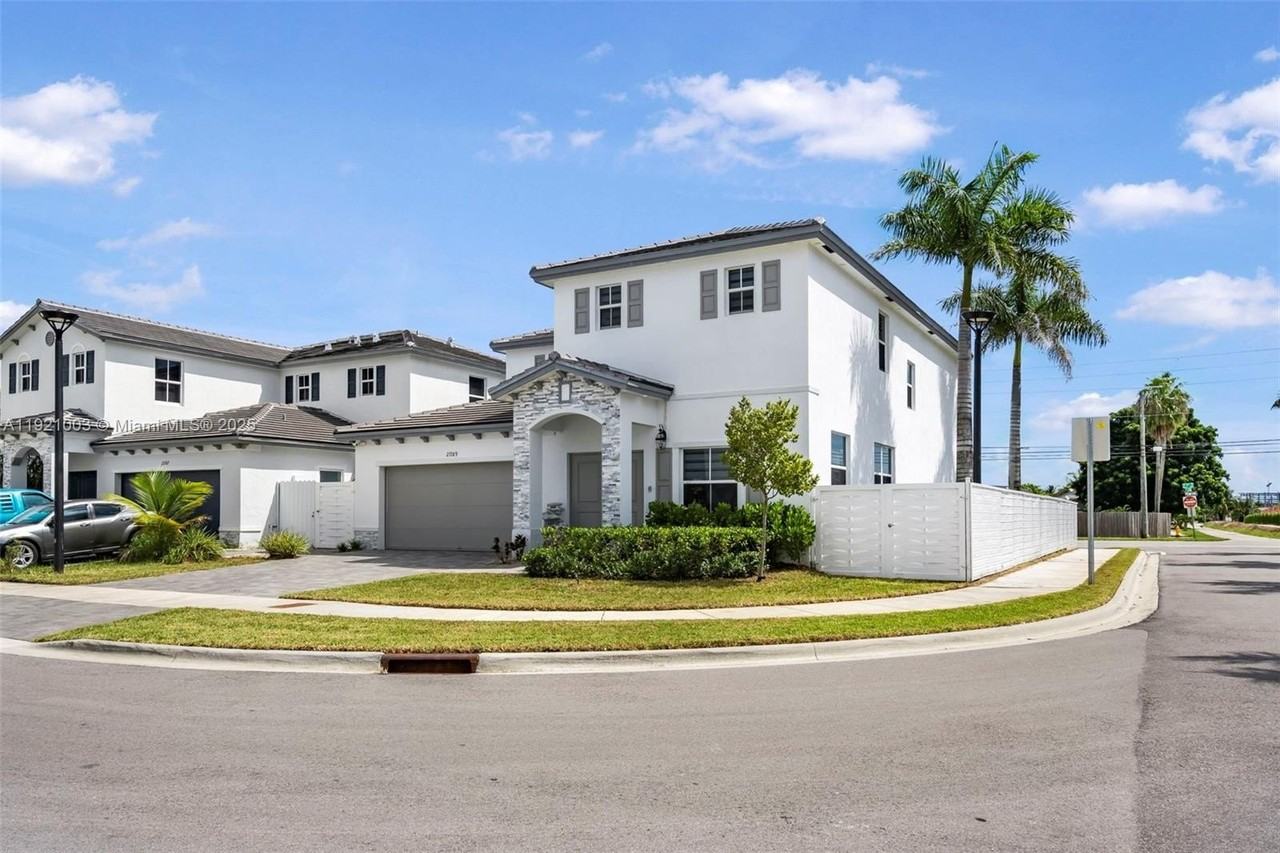 21189 Sw 127th Ct - Photo 3 of 46