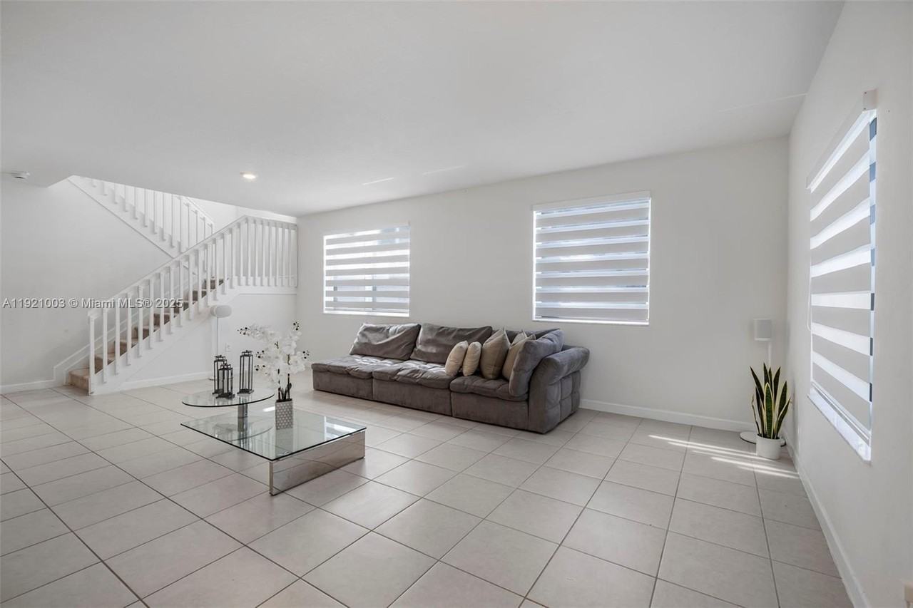 21189 Sw 127th Ct - Photo 4 of 46