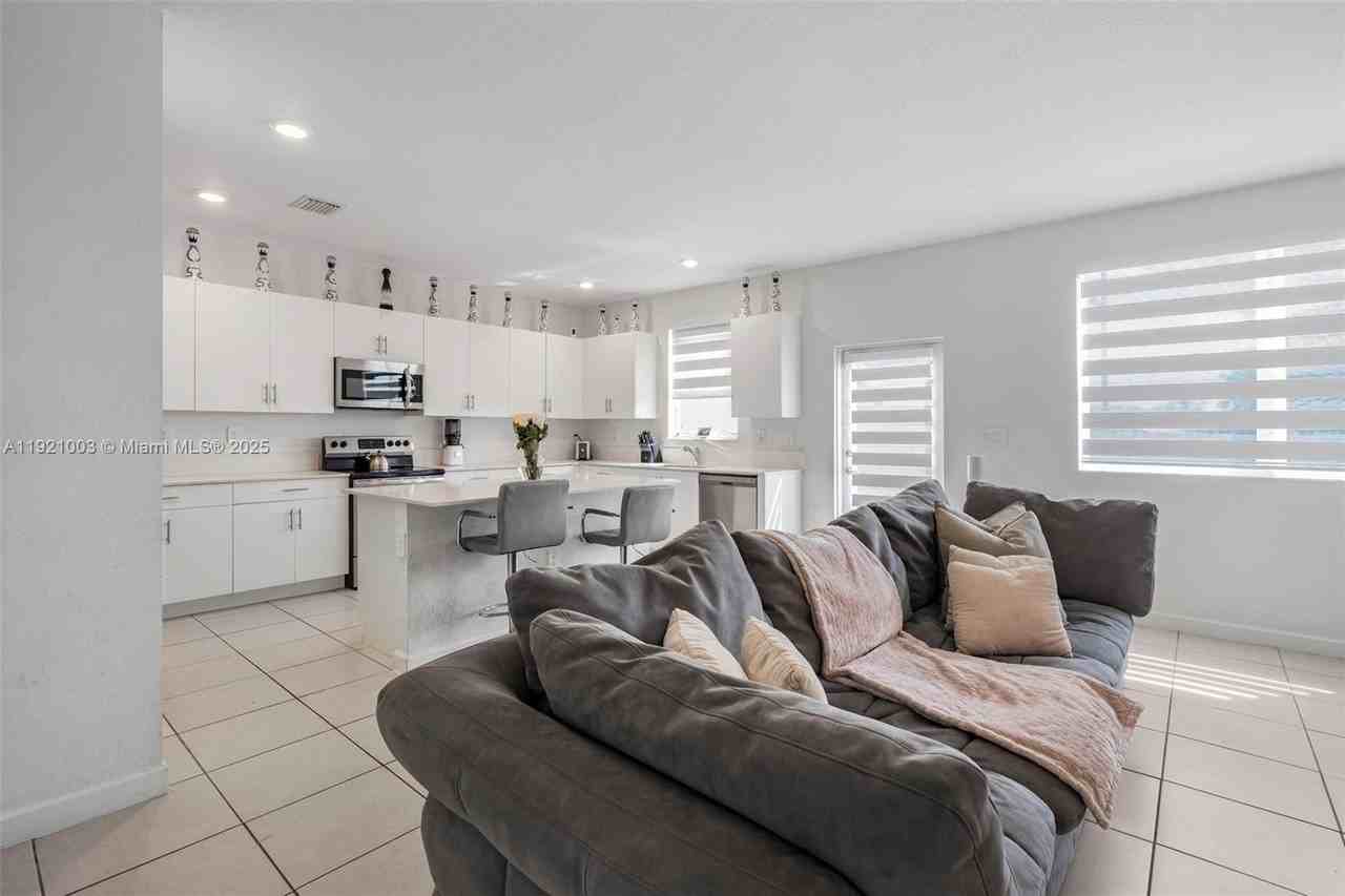 21189 Sw 127th Ct - Photo 6 of 46