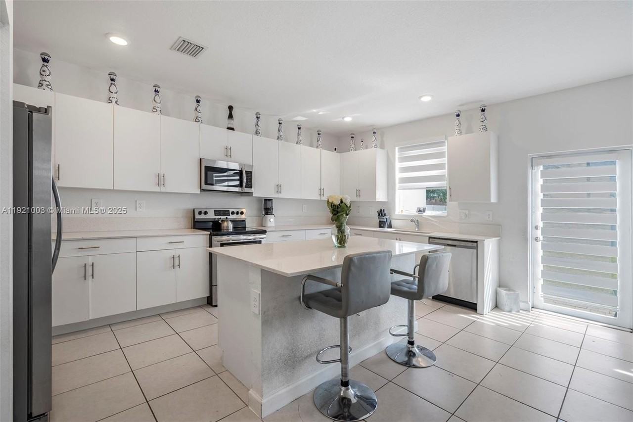 21189 Sw 127th Ct - Photo 7 of 46