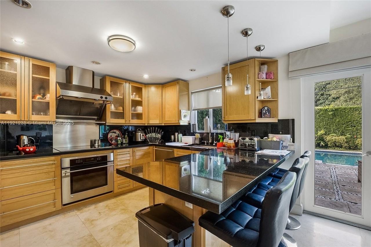 10670 Sw 77th Ave #10670 - Photo 4 of 28