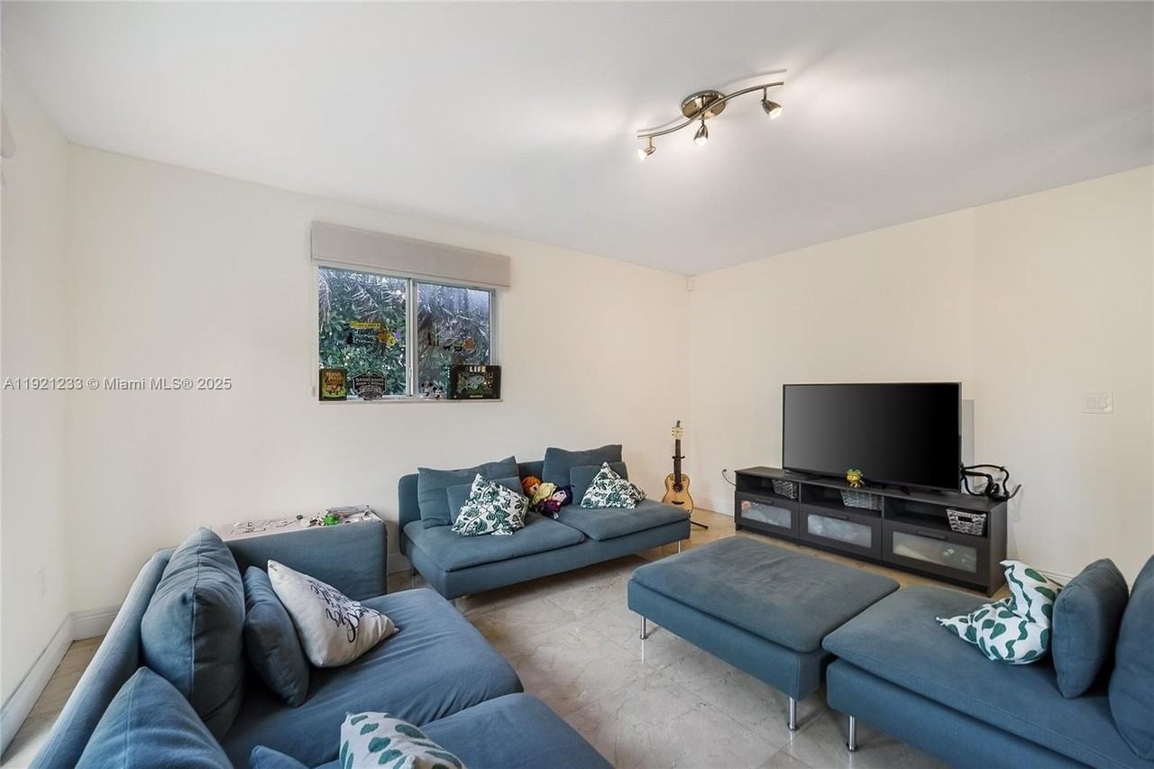 10670 Sw 77th Ave #10670 - Photo 6 of 28