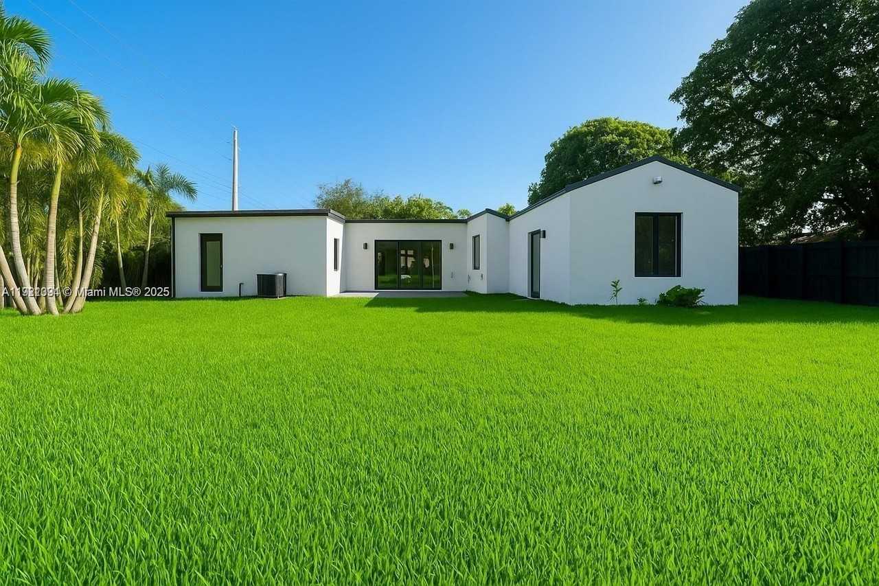 185 Ne 106th St #0 - Photo 4 of 29