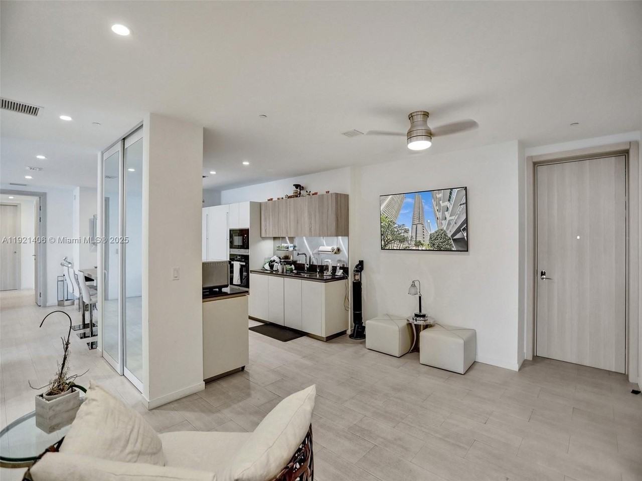 1000 Brickell Plz - Photo 4 of 32