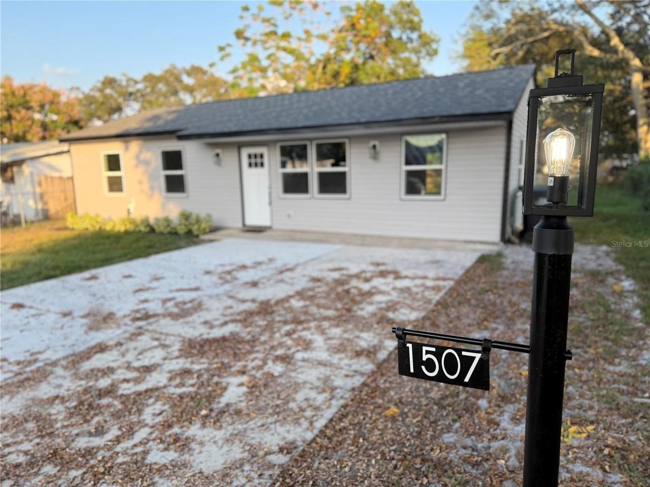 1507 Constantine St - Photo 2 of 10