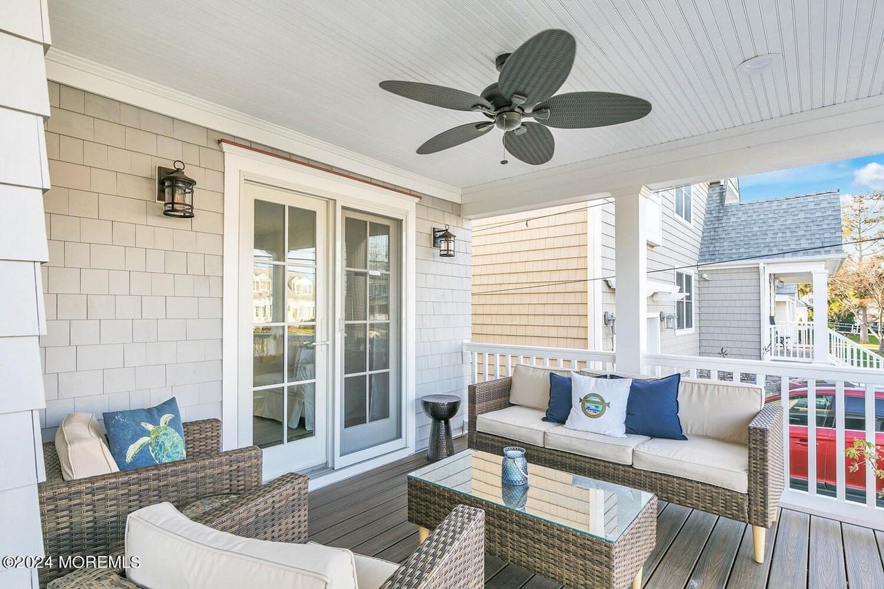 303 Pennsylvania Ave - Photo 6 of 43