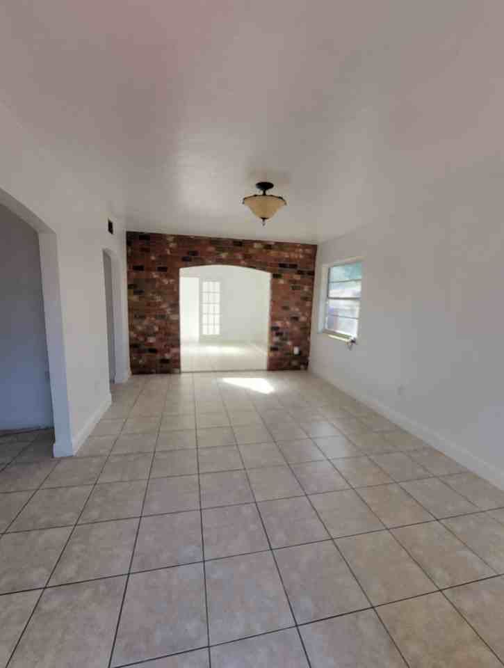 655 Sw 19th Rd #1 - Photo 4 of 16