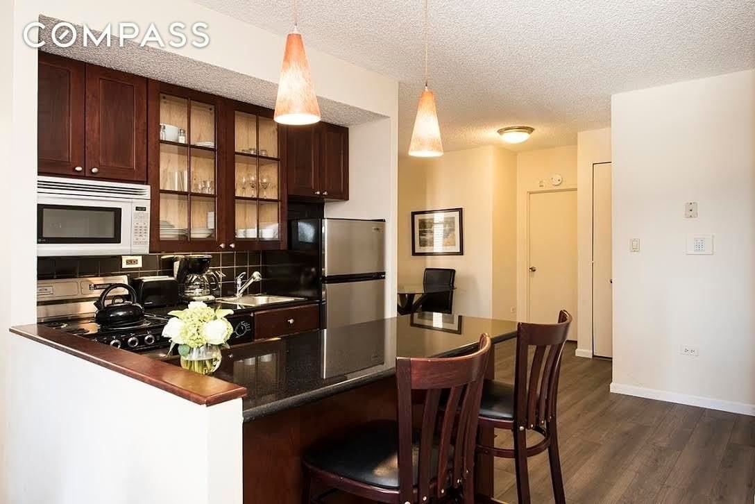 150 W 51st St #908 - Photo 2 of 6