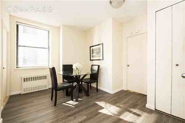 150 W 51st St #908 - Photo 3 of 6