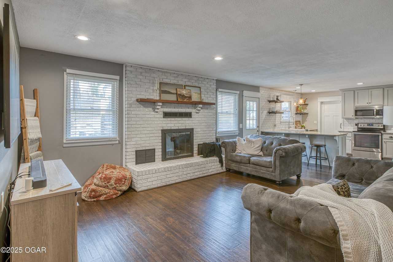 414 W Rudondo Dr - Photo 3 of 15