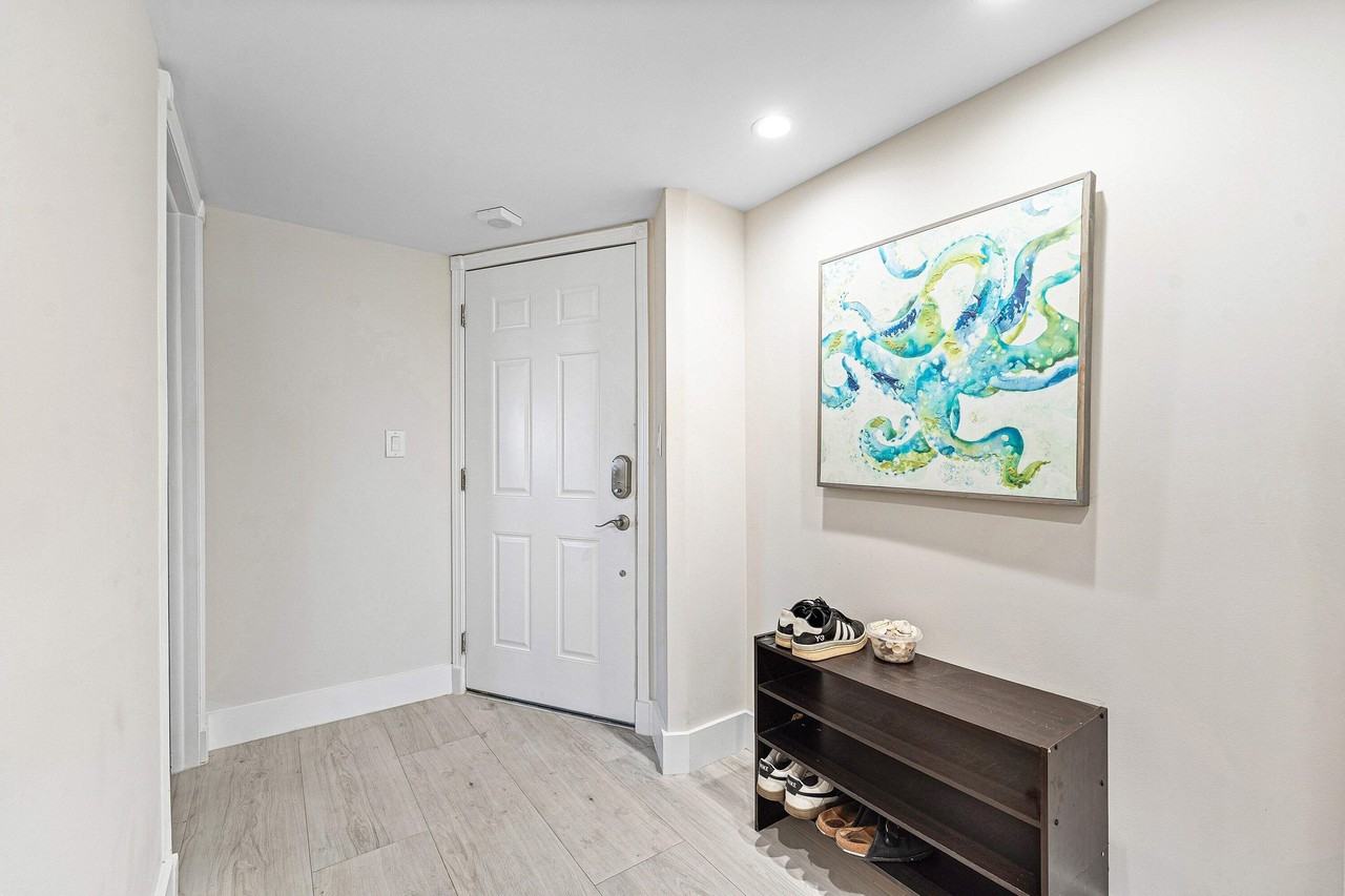 1160 Hillsboro Mile #607