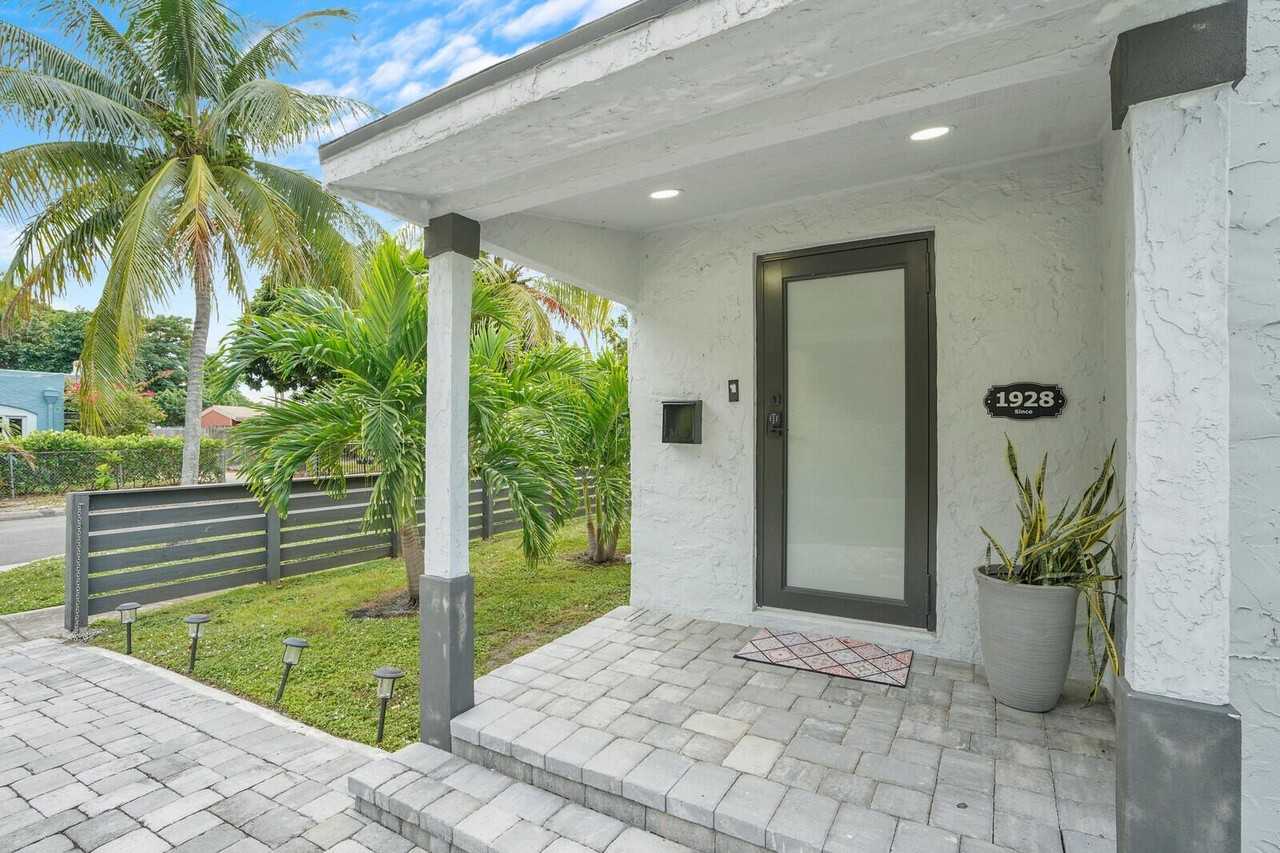 727 Fernwood Dr - Photo 2 of 46