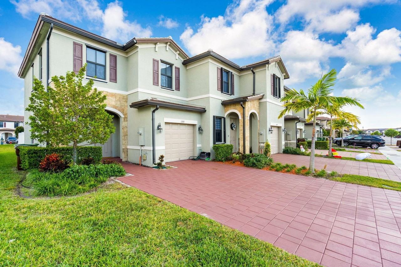 11101 11101 W 33rd Court Court - Photo 4 of 45