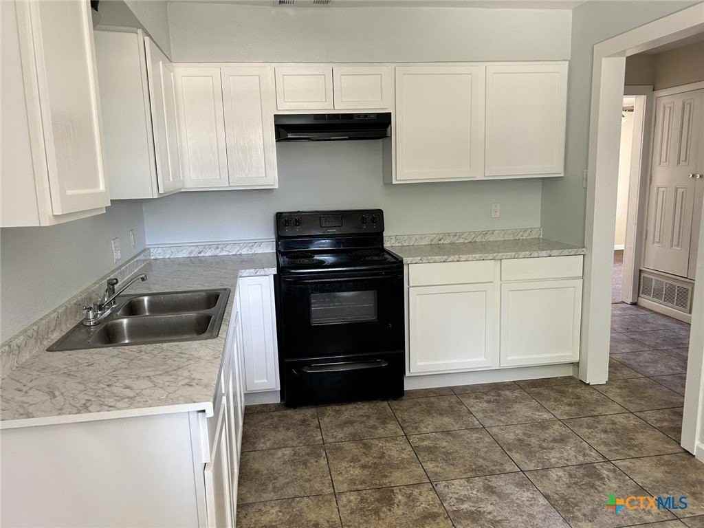 1409 Calle Nogal St - Photo 2 of 10