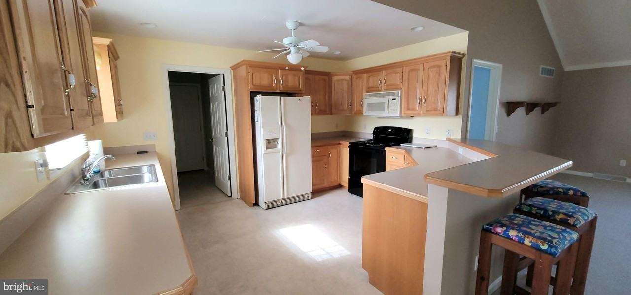 16891 Essex Road - Photo 5 of 18