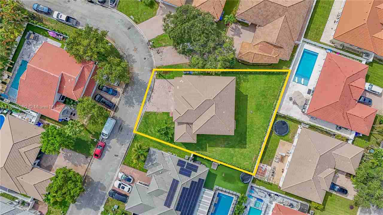 5371 Sw 32nd Ter - Photo 3 of 8