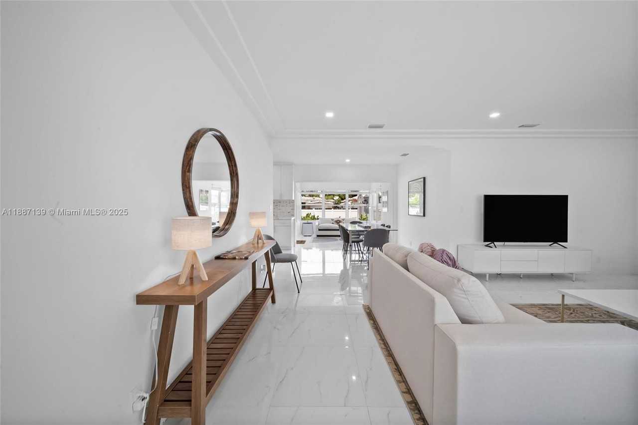 1625 Hollywood Blvd - Photo 7 of 8