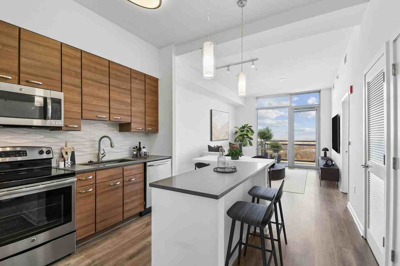 8421 Broad - Photo 2 of 35