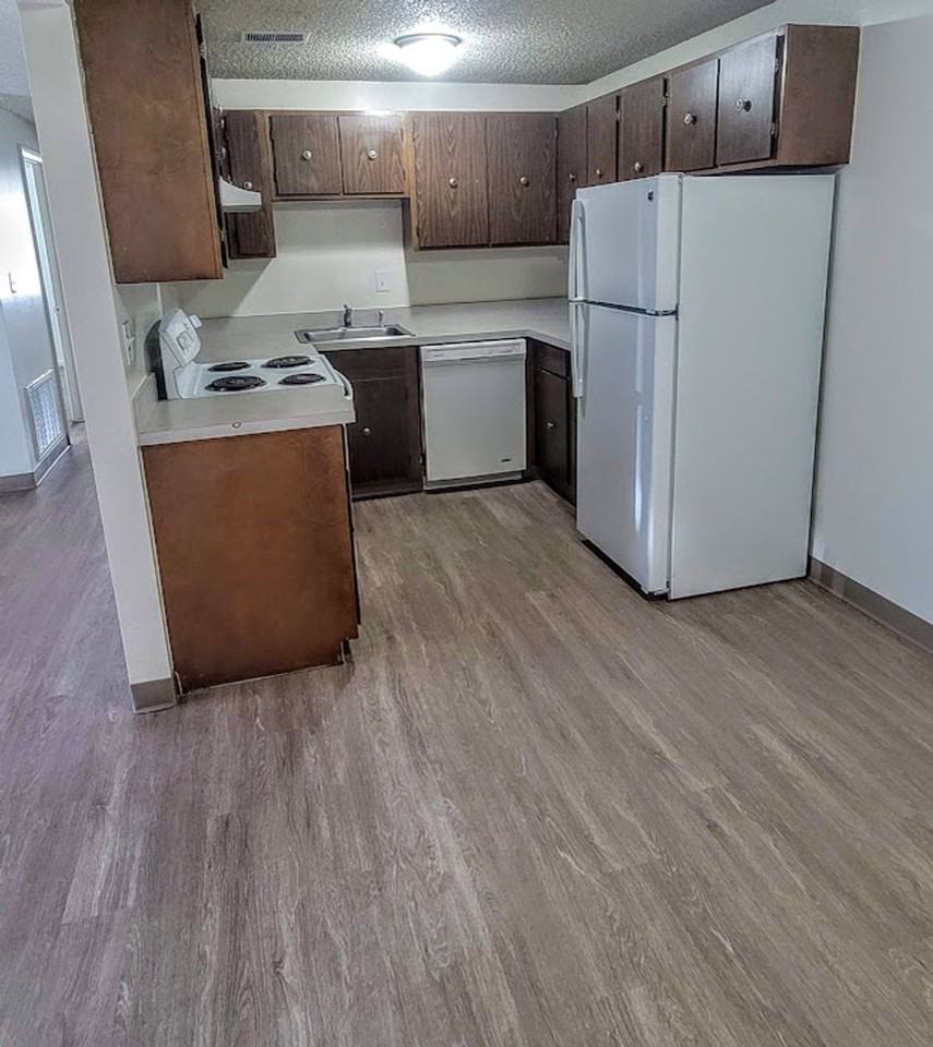 Executive Plaza Apartments - Photo 6 of 15