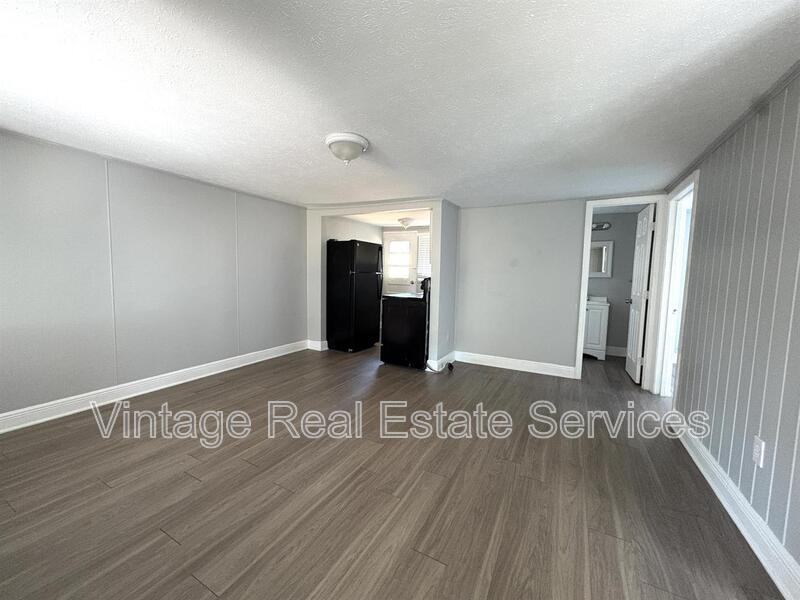 4611 N Hubert Ave #11 - Photo 4 of 10