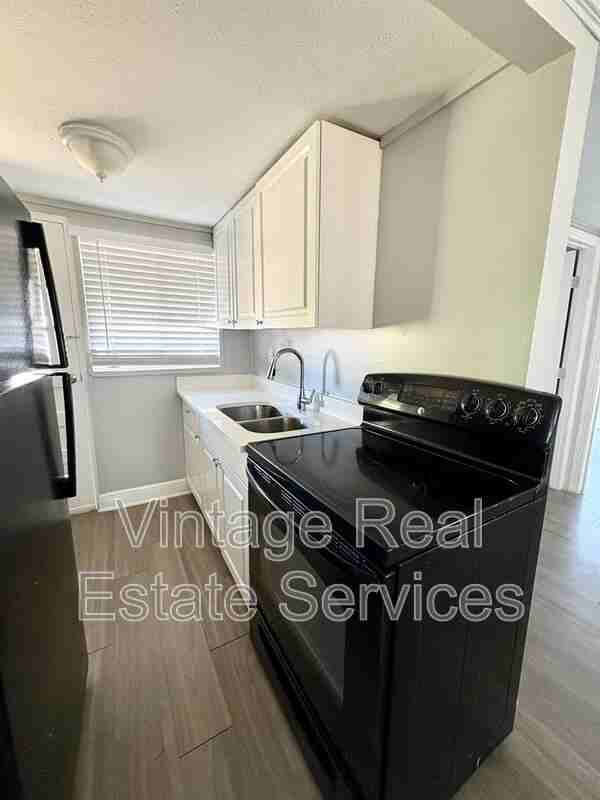 4611 N Hubert Ave #11 - Photo 6 of 10