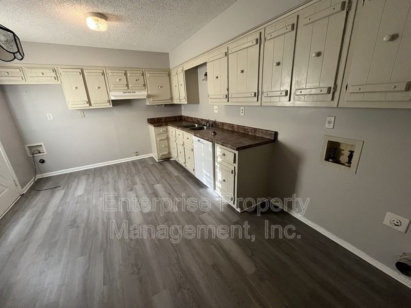 4381 Howardcrest Dr - Photo 7 of 22