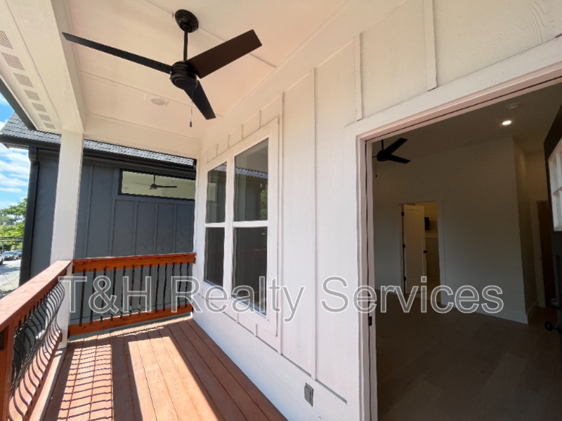 930 Woodlawn Ave - Photo 4 of 34