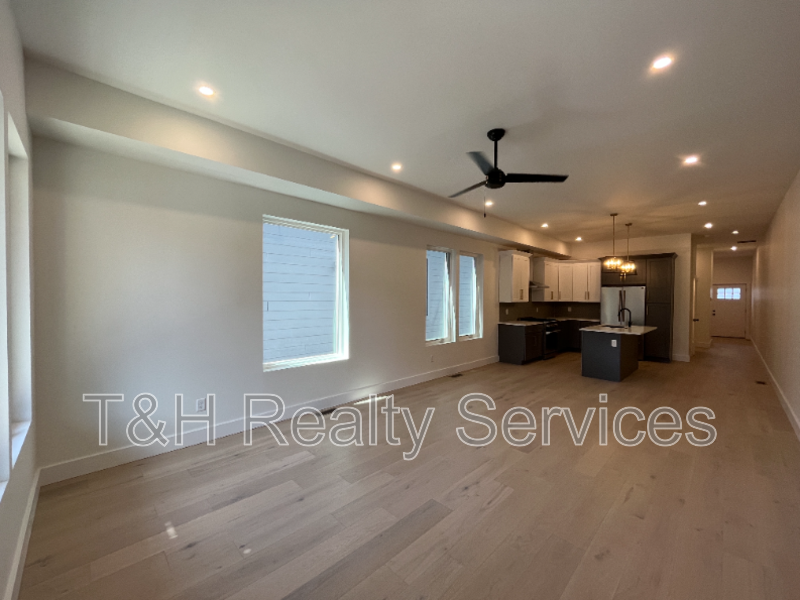 930 Woodlawn Ave - Photo 7 of 34