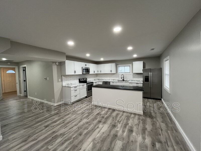 401 Trowbridge St - Photo 5 of 27