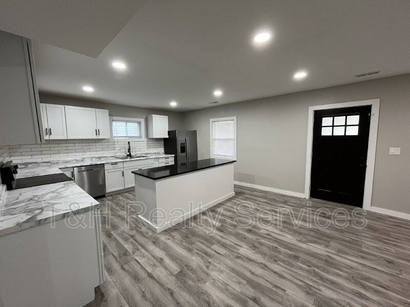 401 Trowbridge St - Photo 6 of 27