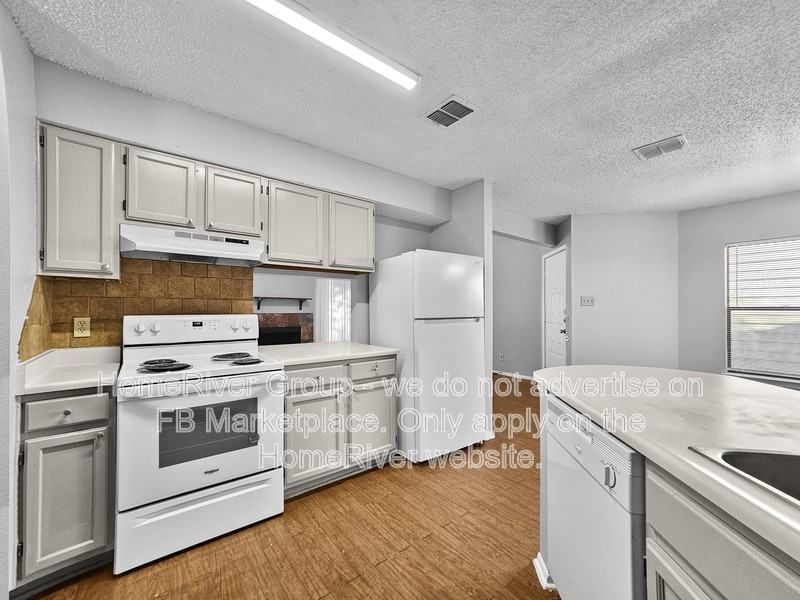 3930 Heritage Hill Dr - Photo 4 of 27